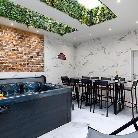 23 Trafalgar Square With Hot Tub And Cinema Scarborough Extérieur photo