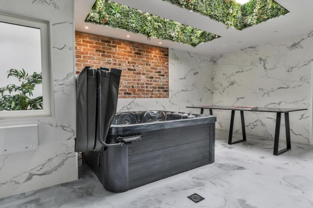 23 Trafalgar Square With Hot Tub And Cinema Scarborough Extérieur photo